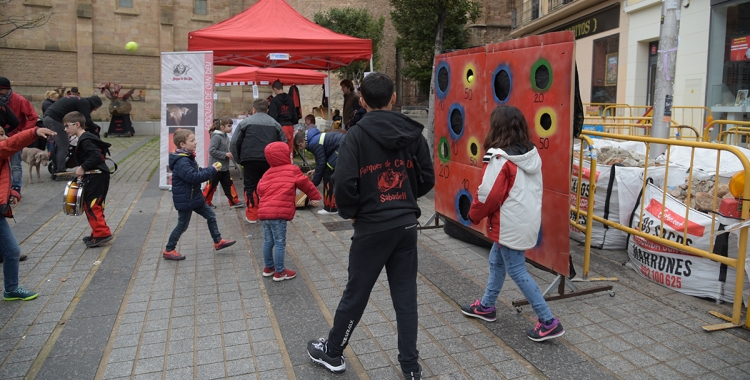 Les Forques de Can Deu s'han instal·lat al Racó del Campanar durant tot aquest diumenge per recaptar fons | Roger Benet