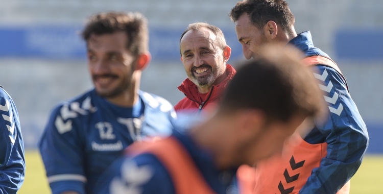 Kiko Ramírez dirigint aquest matí el seu primer entrenament a la Nova Creu Alta | Roger Benet