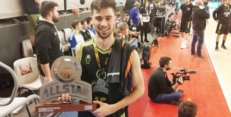 Damià Paez amb el trofeu de campió de l'ALLSTAR 2019 | Bàsquet Pia