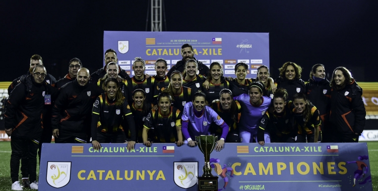 La selecció catalana, amb les sabadellenques Mariajo Pons i Carol Férez, celebrant la victòria | FCF