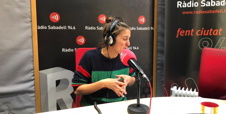 Alba Barbé, coordinadora de Ca l'Enredus a Ràdio Sabadell | Pau Duran