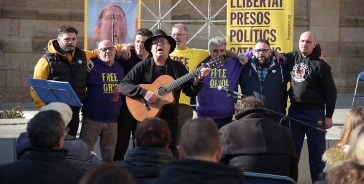 Rufián, els germans Calero, amics personals de Junqueras i Sergi Sol durant el final de l'acte |  Roger Benet