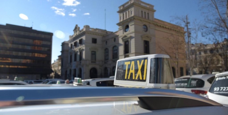 Els taxistes s'han concentrat a la plaça Doctor Robert després d'una marxa lenta/ Roger Benet