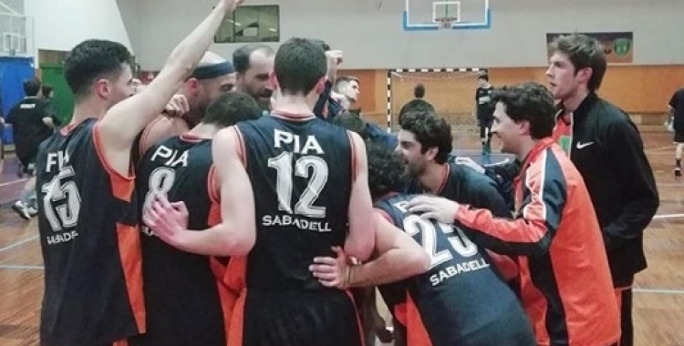 Els jugadors escolapis fan una pinya | Bàsquet Pia