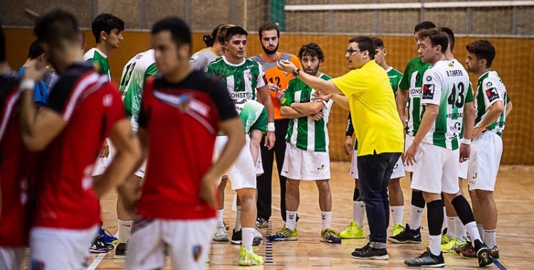 Gerard Gomis donant ordres als seus jugadors en el partit d'anada contra La Salle Montcada | OAR Gràcia