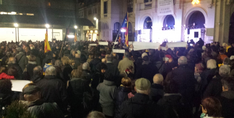 centenars de persones s'apleguen a la plaça Dr. Robert per protestar contra el trasllat a Madrid dels presos polítics | Pau Duran