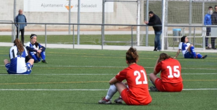 Gest simbòlic protagonitzat per les jugadores del Sabadell i el Terrassa femení | Críspulo Díaz