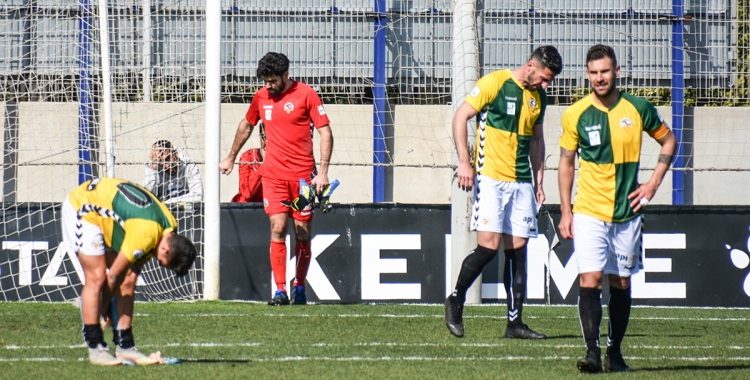 Decepció arlequinada després d'encaixar un 3-0 a Sant Adrià | Críspulo Díaz