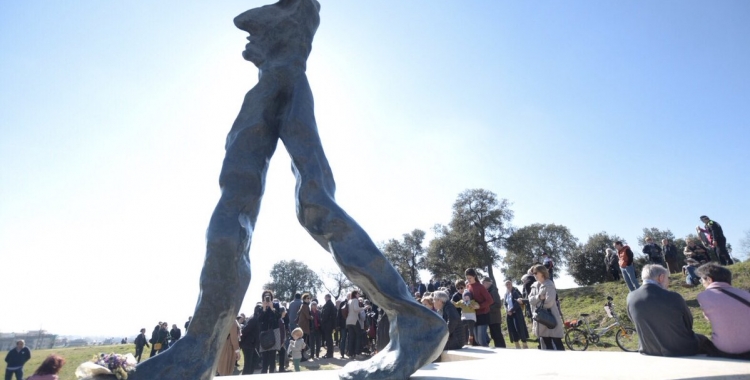 Amics i familiars d'Antoni Farrés al monument del Parc Catalunya | Roger Benet