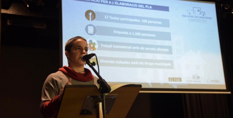 La regidora Glòria Rubio presentant el Pla Local d'Habitatge | Roger Benet