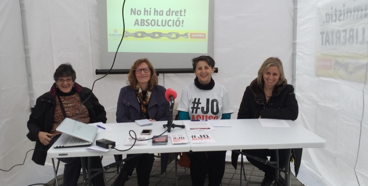 Les membres de l'Assemblea i Òmnium durant la roda de premsa | Ràdio Sabadell 