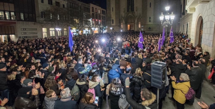 Concentració davant l'Ajuntament de Sabadell per rebutjar el cas de violació en grup | Roger Benet