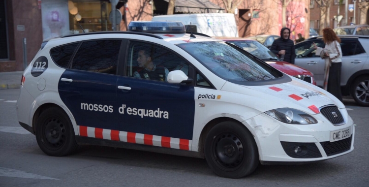 Patrulla dels Mossos d'Esquadra sortint dels Jutjats de Sabadell aquest matí | Roger Benet