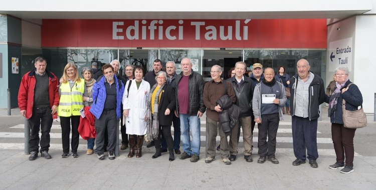 Membres de la taula Social d'Entitats de la Comarca del Vallès davant del Taulí | Roger Benet 