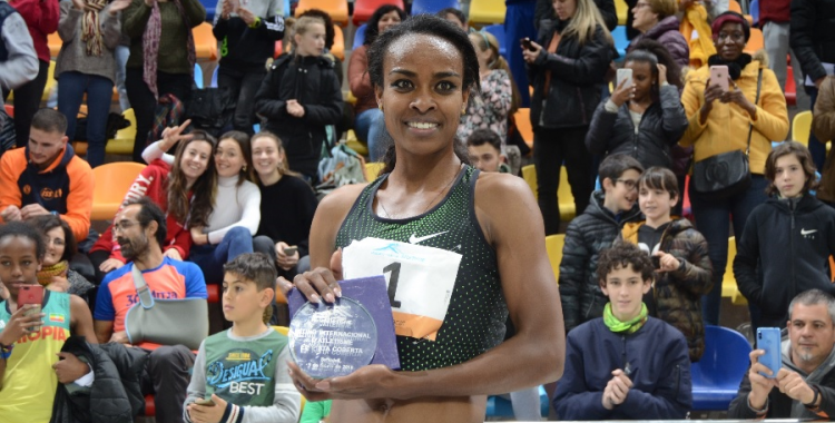 Dibaba, en el podi després de guanyar el 1.500 | Pau Vituri