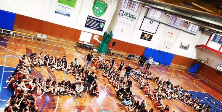 Abans de la victòria del Bàsquet Pia es va realitzar la presentació dels equips. | @BasquetPia