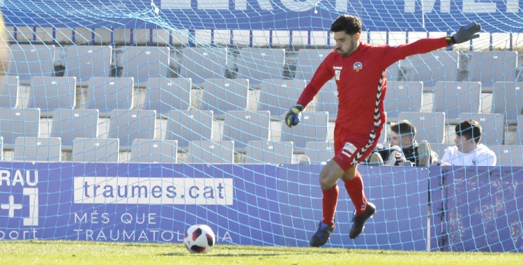 Roberto es disposa a treure de porteria en el partit d'ahir | Críspulo Díaz