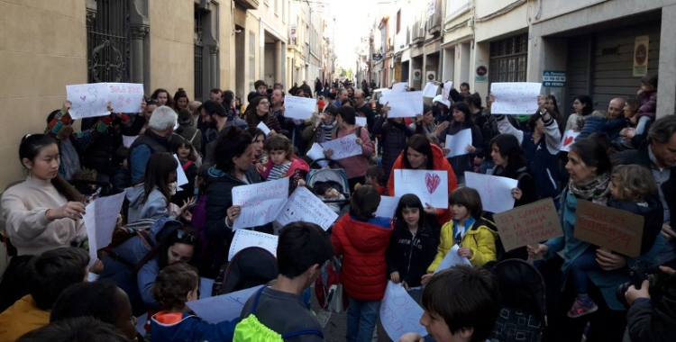 Les famílies de La Trama es van concentrar ahir a la tarda davant del Centre/ Cedida José González