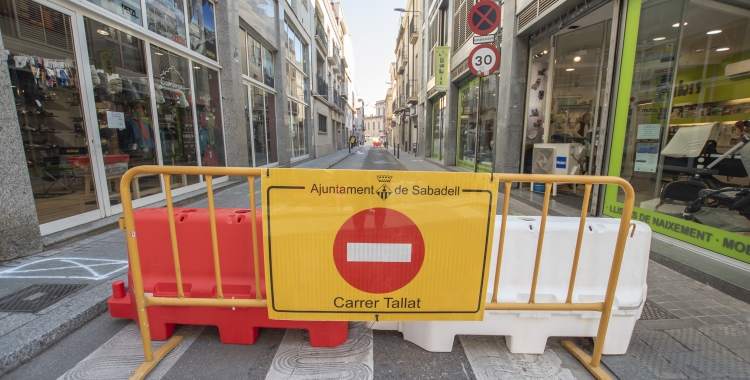 El carrer Sant Pere, tallat per obres/ Roger Benet