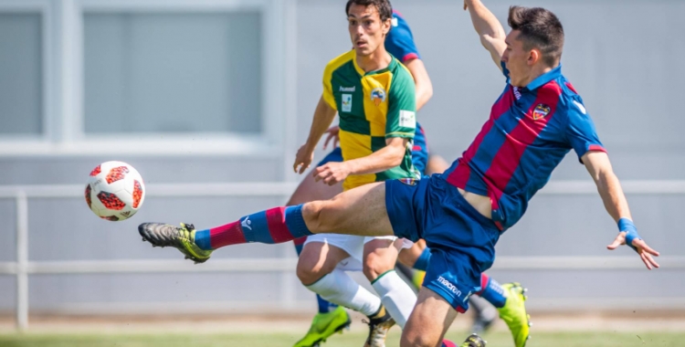 Josu, en una acció del darrer partit | Levante UD