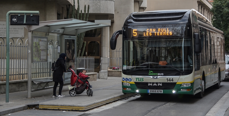 Un autobús de la TUs al carrer Doctor Puig | Roger Benet