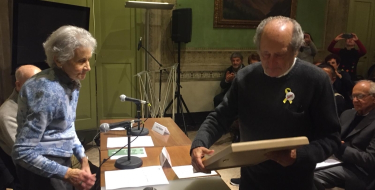 Montserrat Salvat, presidenta de l'Institut Víctor Seix, entrega el premi a Miquel Rivera | Ràdio Sabadell