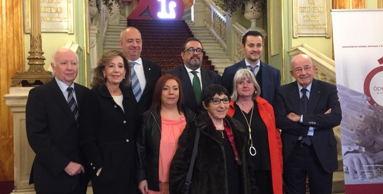 Mirna Lacambra al centre, a les escales del Gran Teatre del Liceu | Ràdio Sabadell