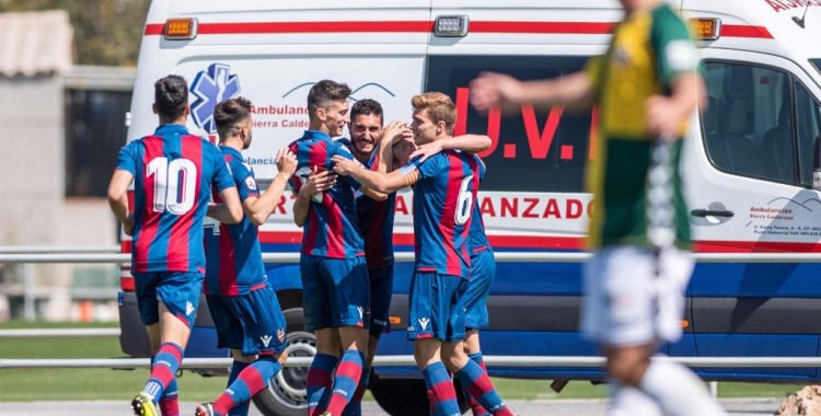 Els jugadors del filial granota celebren un dels tres gols | Levante UD