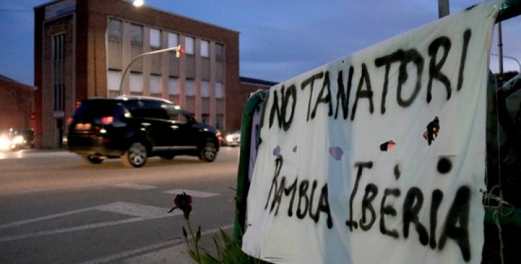 Pancarta veïnal contra el tanatori de la Rambla Ibèria/ Arxiu