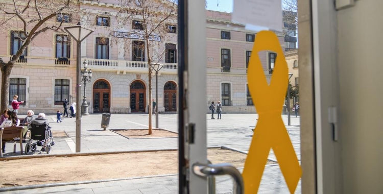 Imatge d'un llaç groc en un edifici municipal de la plaça Sant Roc | Roger Benet