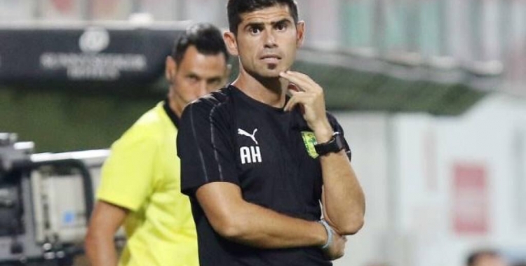 Antonio Hidalgo dirigint un partit de l'AEK Larnaka | Twitter