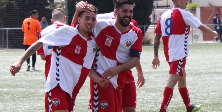 Els jugadors del Can Rull RT feliciten Édgar després del seu gol | Adrián Arroyo