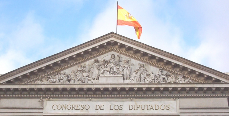 Timpà de la façana principal del Congrés espanyol | By Luis García, CC BY-SA 3.0, https://commons.wikimedia.org/w/index.php?curid=488618