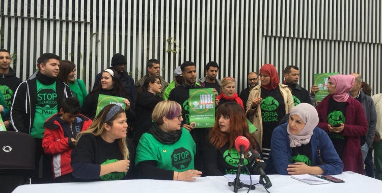 Els activistes de la PAHC durant la roda de premsa d'aquest matí | Ràdio Sabadell 