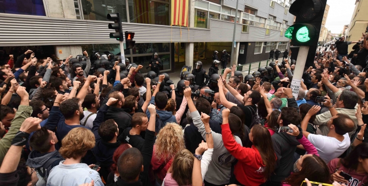 Actuació del CNP a la façana de l'escola Nostra Llar durant 1-O | Roger Benet 