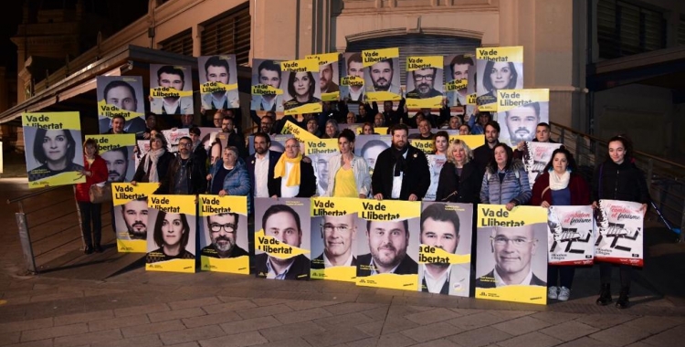 Juli Fernàndez i els membres d'ERC al Mercat Central | Roger Benet 