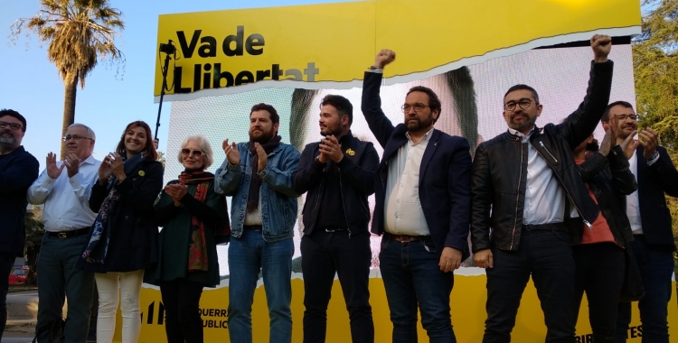 Membres d'Esquerra Republicana han pujat a l'escenari al final de l'acte | Helena Molist