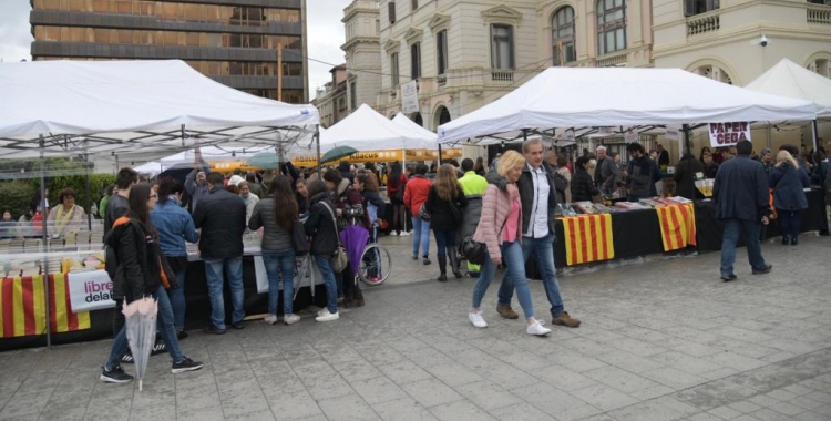 Llibreters i floristes fan un bon balanç de la diada, que ha remuntat a migdia després d'un matí gris | Roger Benet