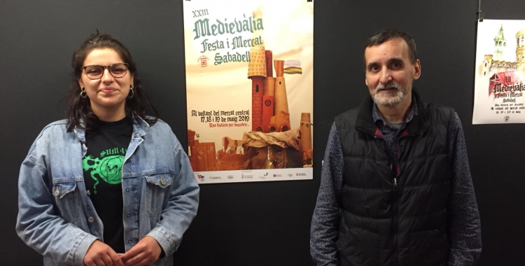 Belén Perea i Miquel Gumí davant del cartell | Ràdio Sabadell