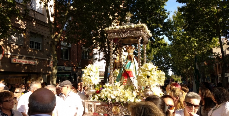 Centenars de sabadellencs surten per rebre la Virgen de la Cabeza