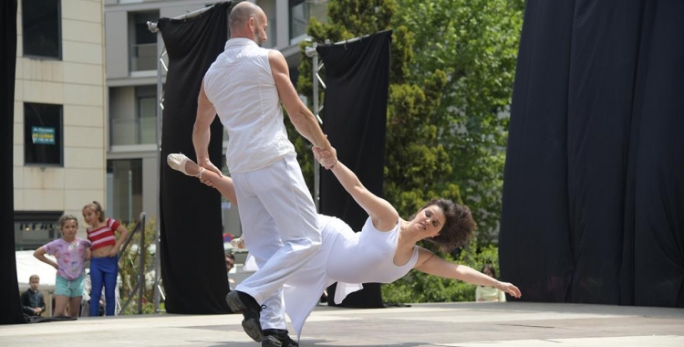 Moment de l'actuació de les Escoles de Dansa Mònica Escribà, que ha realitzat una coreografia sobre la violència de gènere | Roger Benet