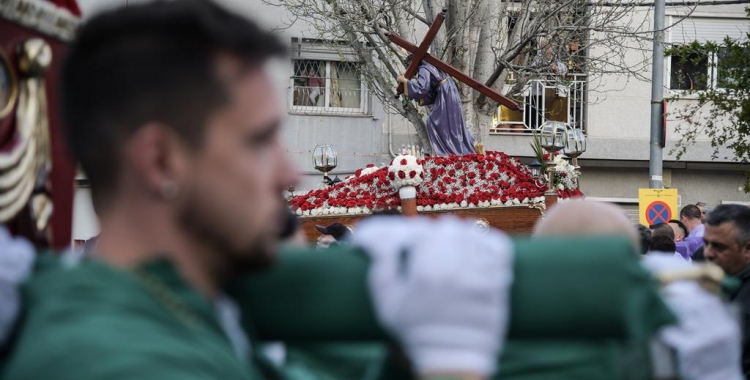 El pas del Natzarè al fons, amb un portador del Crist de l'Amor en primer terme | Roger Benet