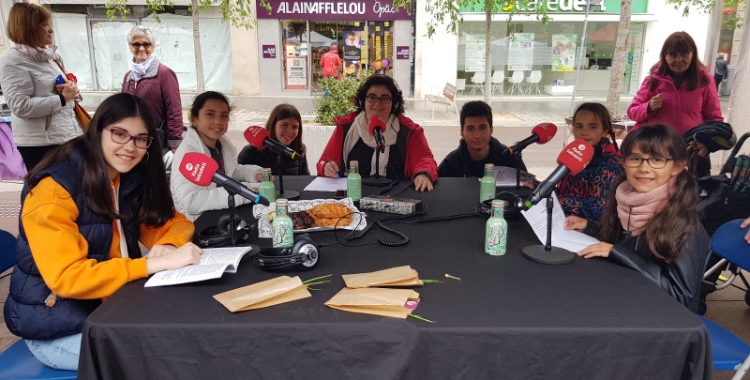 Els guanyadors del Premi Sambori a l'estand de la ràdio