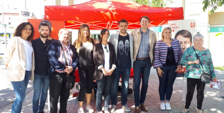 Farrés i López amb altres integrants del PSC a la carpa de Via Alexandra/ Ràdio Sabadell