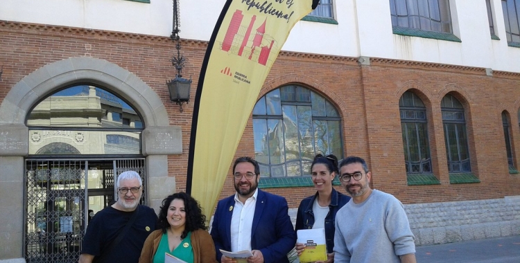 L'alcaldable republicà, Juli Fernàndez, amb altres membres de la candidatura | Marc Serrano i Òssul