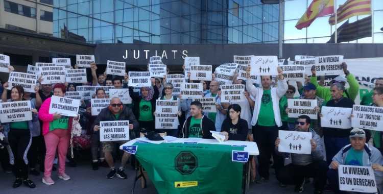 Membres de la PAH protestant davant dels Jutjats de Sabadell | Cedida