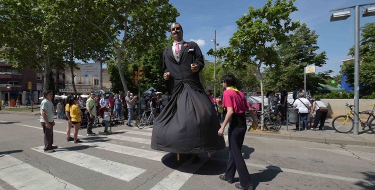 El Nuvi dels Gegants de la Creu Alta, ballant pel barri | Roger Benet