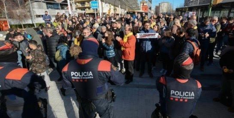 Imatge dels manifestants durant la visita d'Enric Millo | Roger Benet