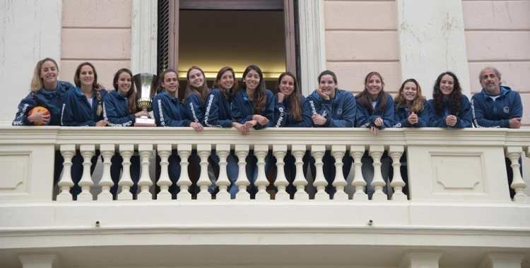 La plantilla de l'Astralpool femení saludant a la plaça Sant Roc des del balcó de l'Ajuntament | Roger Benet