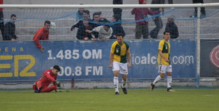 Migue es lamenta després de l'errada del segon gol de l'Alcoyano | Roger Benet